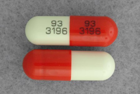 Picture of Cefadroxil Hydrate 500 mg Capsule Bottle 100 Capsules00093319601