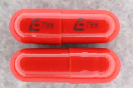 Picture of Rifampin 300 mg Capsule Bottle 500 Capsules00185079905