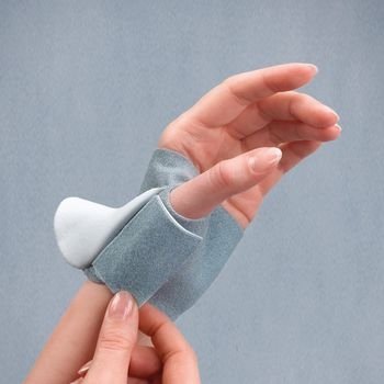 Picture of Thumb Support 3pp™ ThumSling™ Medium / Large Hook and Loop Strap Closure Left or Right Hand Black929292