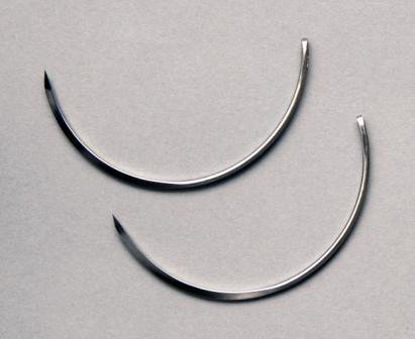 Picture of Suture Needle Richard-Allan® 1/2 Circle Reverse Cutting Needle Martin UterineType Size 3 Needle216403